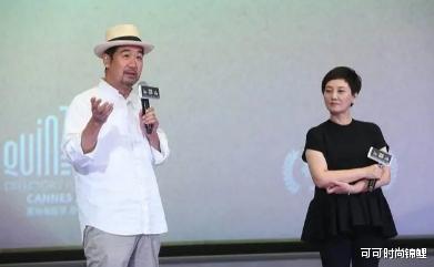 穿衣搭配|邓婕难得随夫亮相，穿黑色裙装体型微胖，62岁剪短发干练大气