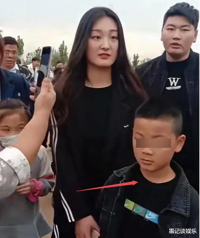 朱之文|大衣哥“百万儿媳”回娘家，亲家开豪车上门迎接，排面压过朱之文