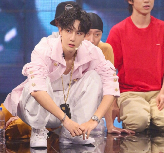 粉底|王一博终于对“粉底耐克”下手了,还以为很娘,结果飒到飞起!