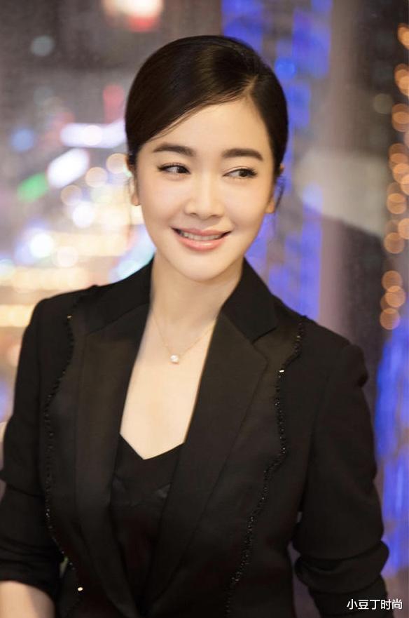 西装|被左小青好气质折服，穿黑色西装配低马尾又飒又美，哪敢信是42岁