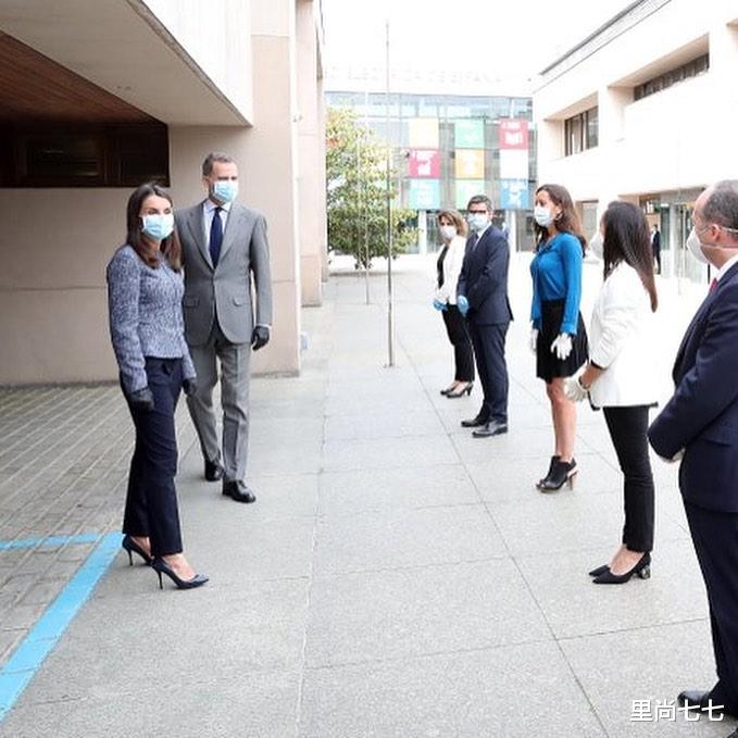 「莱蒂齐亚」西班牙王后公开露面老太多，裤子皱皱巴巴显邋遢，额前头发已花白