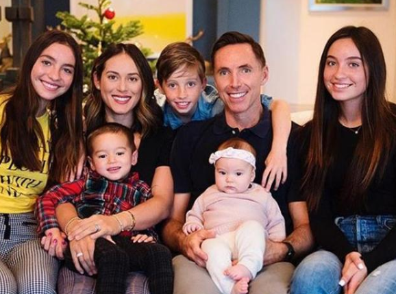 纳什|47岁纳什太幸福！2次结婚养5娃，完美1家7口，双胞胎爱女快成年