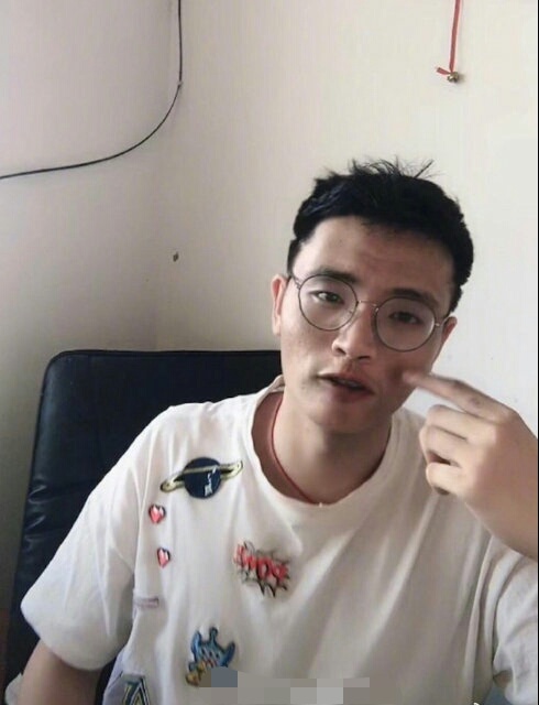 乔碧萝殿下|又一个忘记开美颜的网络主播？网友：男版乔碧萝？