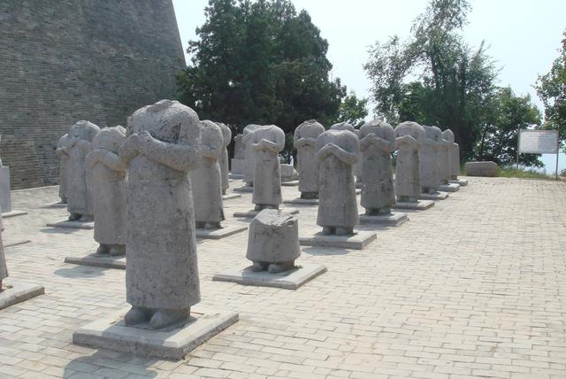 武则天|武则天墓前有61个无头石像,千百年来难以解释,被2位农民破解