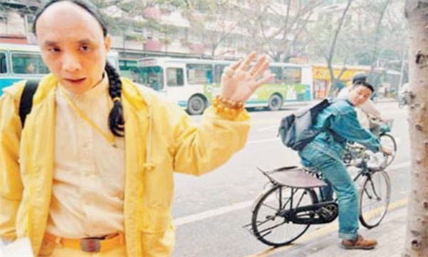 「多尔衮」皇族多尔衮后裔，为享受特权，大闹火车站：你们都是奴隶