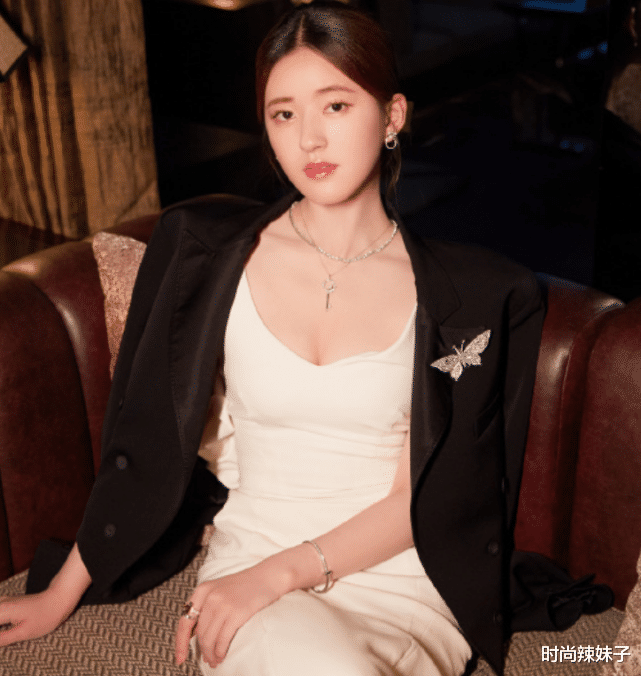 赵露思|赵露思减肥成功露面，瘦出尖下巴太抢眼，越看越像杨幂了