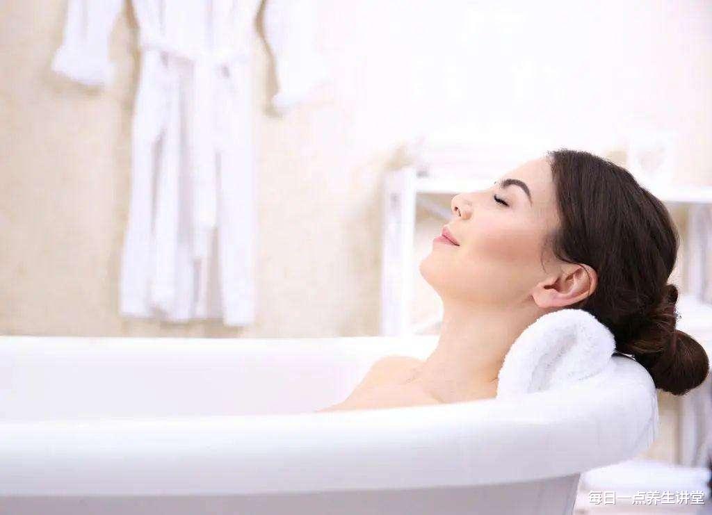 『健身』夏天洗澡时，要避开这三个时间，千万别大意，否则会加重身体湿气