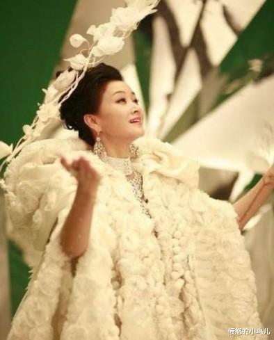 春晚|24次登春晚，却拒绝给妹妹铺路，妹妹演“丑女”火了才自报家门