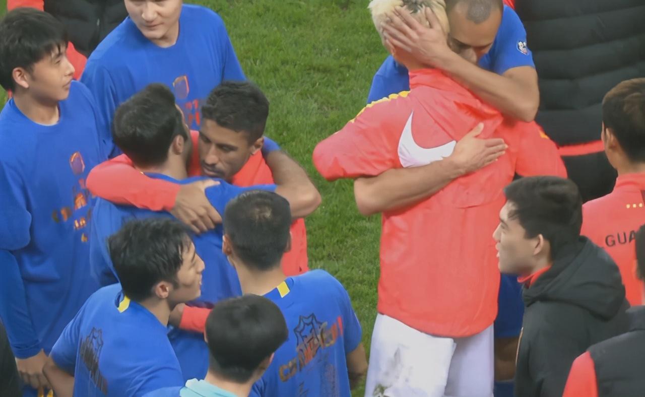 江苏苏宁|韦世豪也来了！赛后恒大球员集体大方祝贺苏宁，名嘴：这是种风度