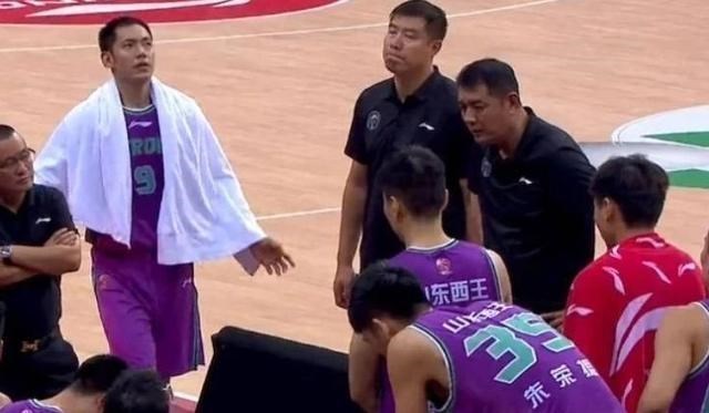 巩晓彬|两连败收官，巩晓彬大怒：你们打得什么玩意儿这是！