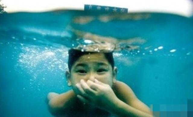 话晴空|男孩在还有40人的游泳池排便，上岸后继续排便，健身房损失3万元