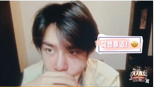 王一博：王一博素颜出镜 试图用手遮脸上的痘痘 粉丝直呼太可爱
