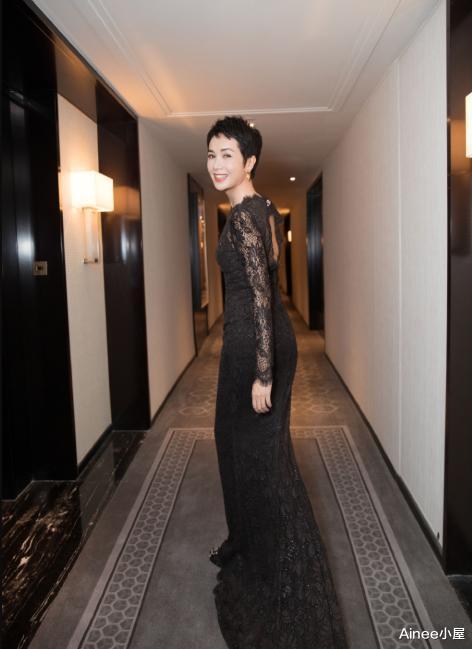 美甲▲被蒋雯丽美哭了，黑色蕾丝连衣裙精致修身，短发干练却有女人味
