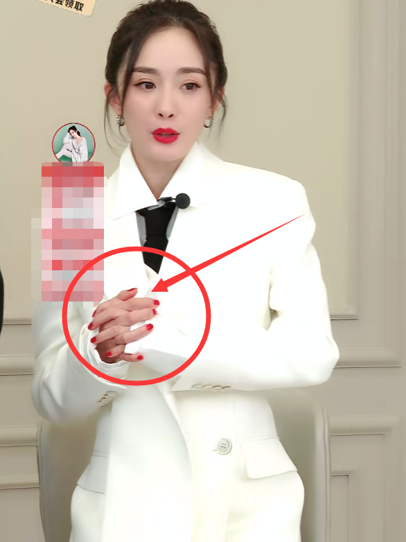 春夏穿搭|有种统一叫杨幂直播，口红必须要和美甲同色，看清整体效果，懵了！