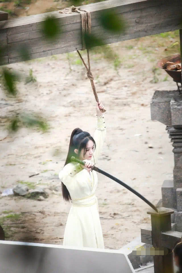 【赵丽颖】《有翡》杀青合照，赵丽颖周洁琼张慧雯同框，终于能对比三人美貌