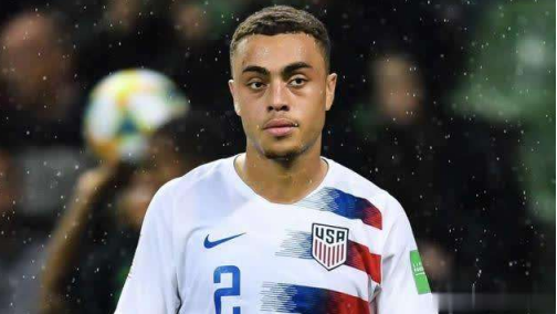 「巴塞罗那」拜仁与贾府再次谈判，巴萨加入竞争，19岁小将要价惊人?