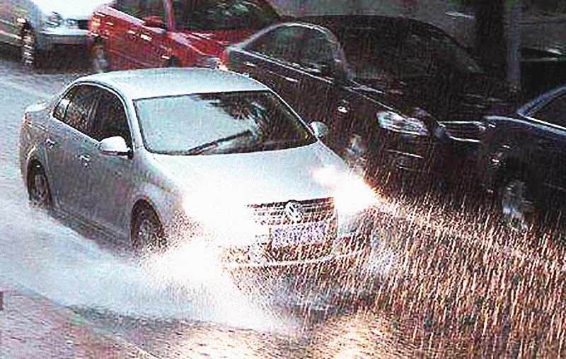 暴雨▲暴雨天开车, 修车师傅六句忠告: 忘关这个功能, 发动机怕是要大修了