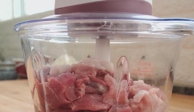 面粉|炸肉丸有人放面粉，有人放淀粉，这才是正确做法，外酥里嫩超级香