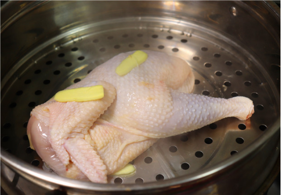 「年糕」一半只鸡直接丢进蒸锅,不用炒不用炖,肉嫩多汁,出锅就被抢光光