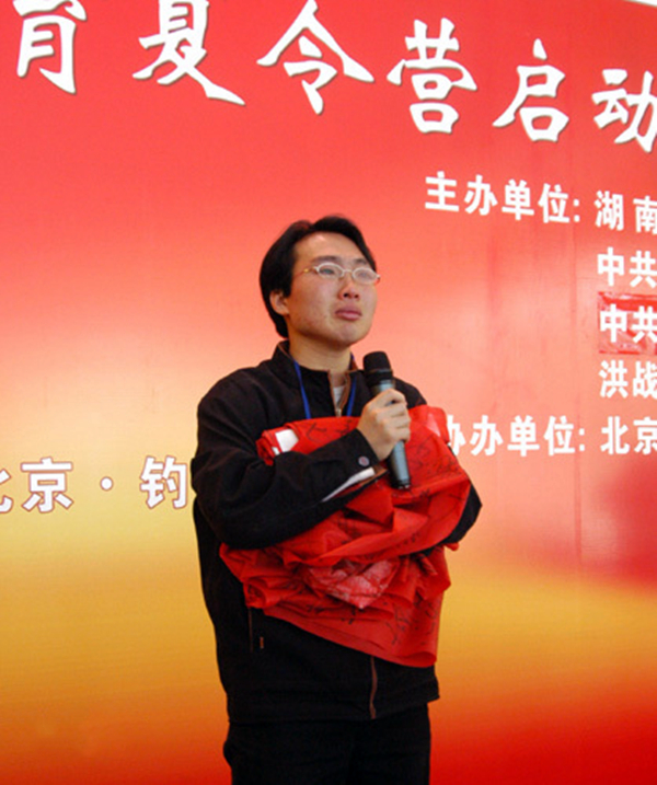 趣观历史|12岁独自撑起家庭，15年前带妹妹上学感动中国，洪战辉现状如何？