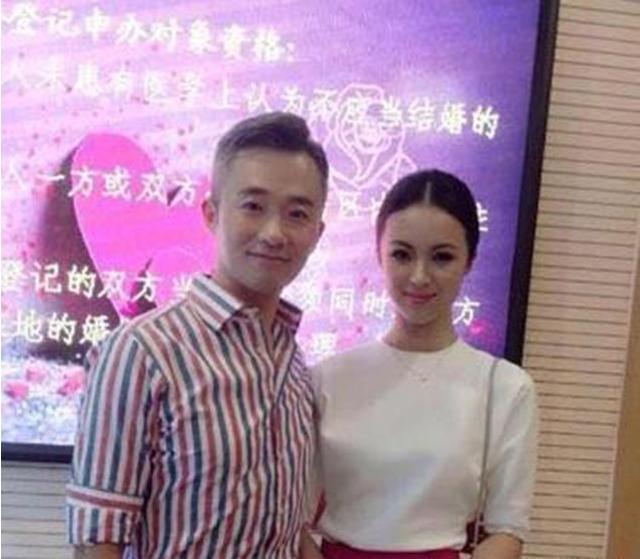 『豪车』程雷晒出自己的豪宅，老婆宛如18岁女生，大门口停着豪车