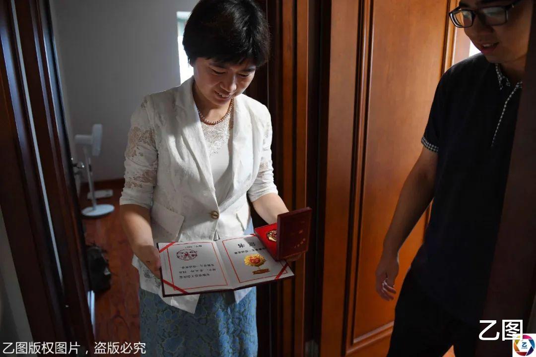 乙图|援鄂护士送儿子到武汉报到，被鲜花和记者包围，儿子被阵势吓懵了