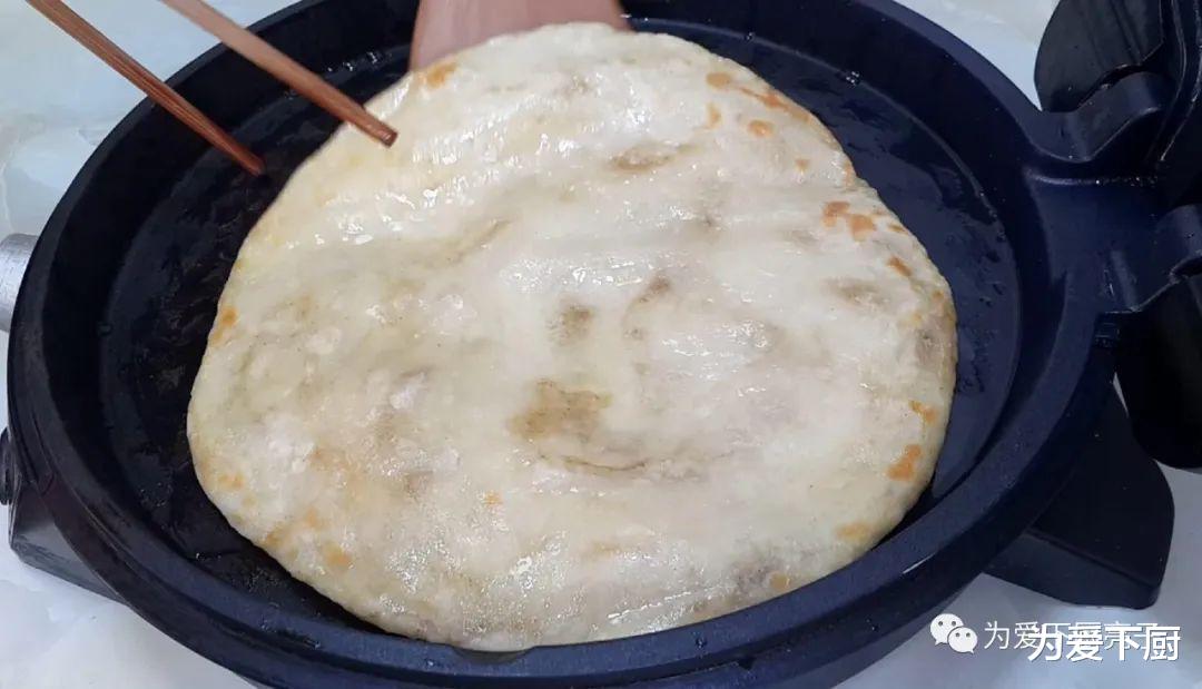 『烙饼』烙饼这做法太香了，开水一烫，柔软筋道又多层，出锅孩子都抢着吃