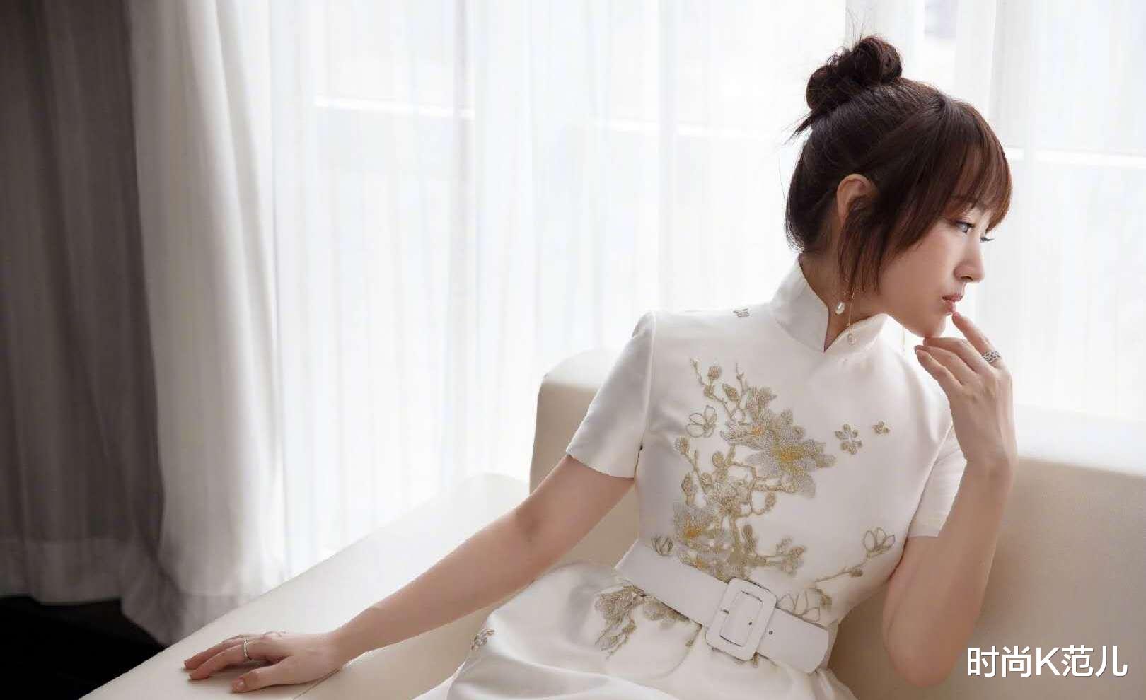 『杨钰莹』48岁杨钰莹真年轻，穿中国风白裙优雅减龄，剪齐刘海美得像28岁！