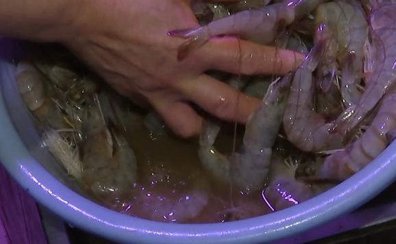 惠州■买虾竟然少了一斤半！贵阳这家海鲜店杀熟？店主：是漏水了