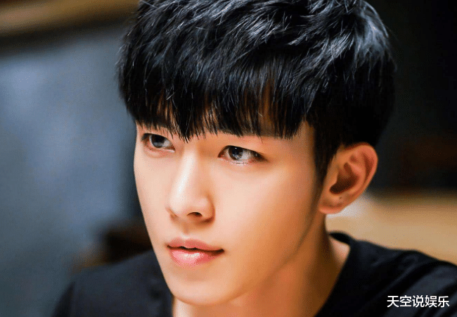 炎亚纶▲炎亚纶从小爱好音乐,虽然人生有挫折,但通过努力成了知名音乐人