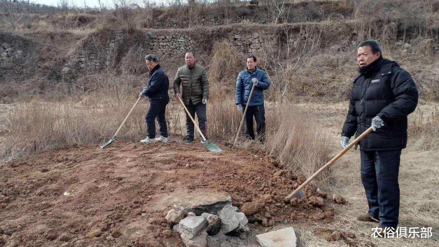 农俗俱乐部|不同意征收祖坟被刨坟一半?事后解释:来除草不熟悉路段误平坟