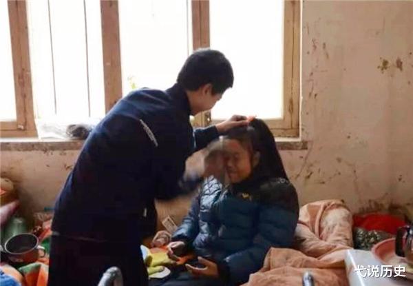 弋说历史|他对瘫痪母亲不离不弃，靠捡废品偿还巨债，却以744分考入清华