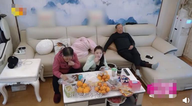 「梁小冰」林允遭妈妈催婚却因两人对话太过经典引共鸣，网友：要不要这么真实