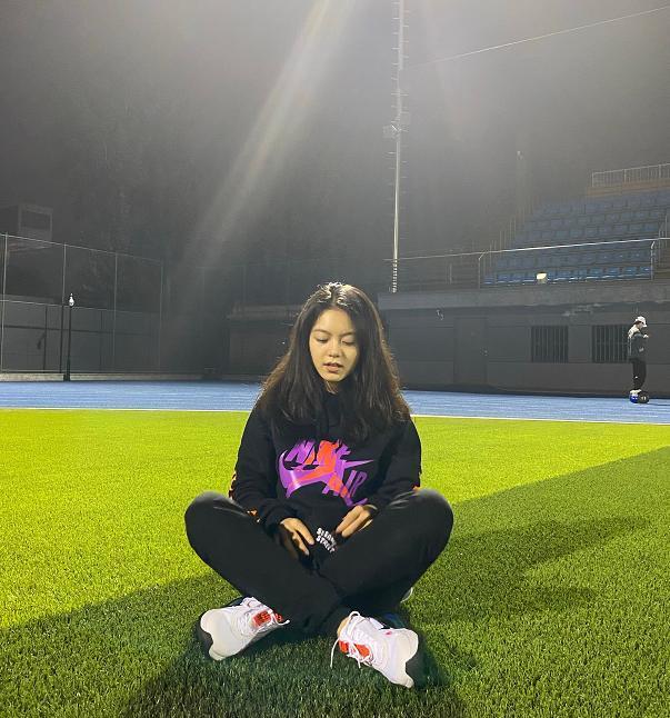赵今麦|赵今麦坐在操场上拍照，谁注意她脚上的鞋子，是对草地最大的尊重