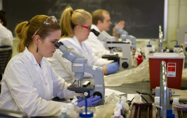 【科学家】真相已浮出水面，美生物实验室科学家惨死，73个试毒员无一生还