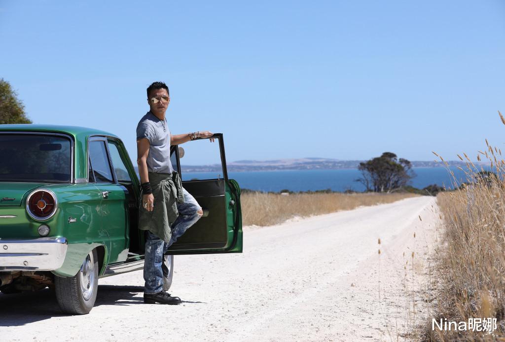 谢霆锋|40岁谢霆锋做导师真时髦，穿高领毛衣，罕见“贵妇”披肩太洋气