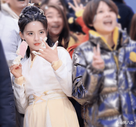 #杨超越#有一种同框叫杨超越，永远保持一个站姿，不是女主却胜似女主