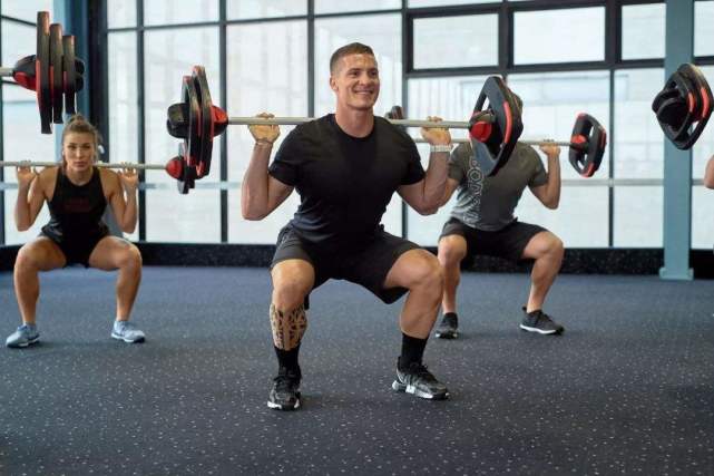 深蹲@健身期间，坚持深蹲能带来很多好处，但动作的正确性更重要！