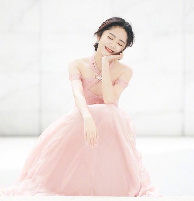 金鹰|金鹰晚会明星造型来了！赵丽颖蓝裙气场全开，宋茜虞书欣礼服撞色