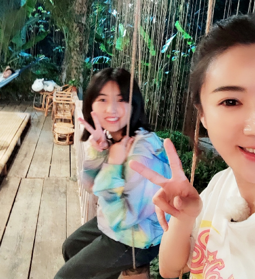 『张子枫』女星上综艺隐私意识有多强?拍到张子枫睡衣的穿法,我看着都难受