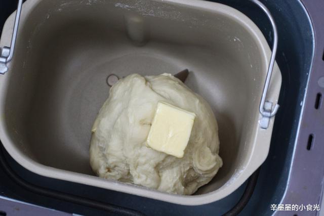 「面包」终于陪孩子结束一周的网课，烤盘豆沙面包当早餐，软噗噗香甜美味