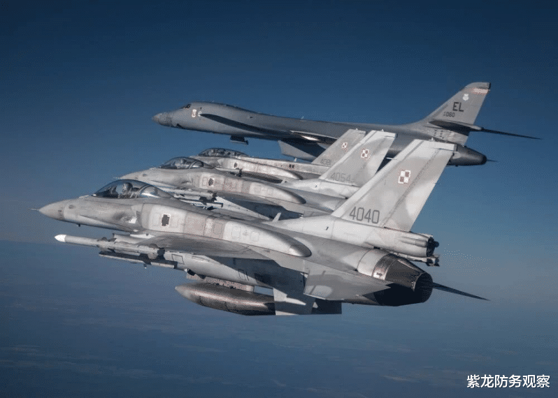 「美军」不顾警告飞越海峡，美轰炸机公开挑衅头号对手，4个小弟紧随其后