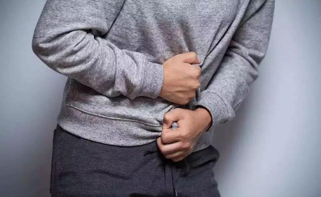 肝脏|男子大便颜色异常,查出肝癌,上厕所时有4个异常,肝已严重损伤