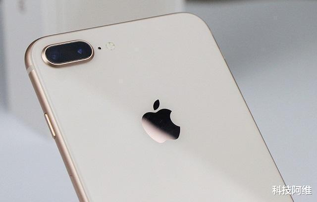 iPhone 8 Plus|从4999元跌至3558元，新机热销库克得偿所愿，旧款iPhone濒临下架