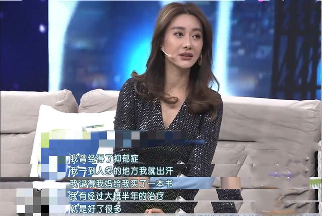 |44岁歌手爱戴大变样!脸色发青鼻梁高耸,神秘老公手臂比她脸还大