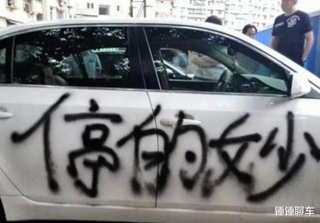 『保时捷』15万车位被保时捷霸占,女车主:有种就停我车上面!业主:满足你