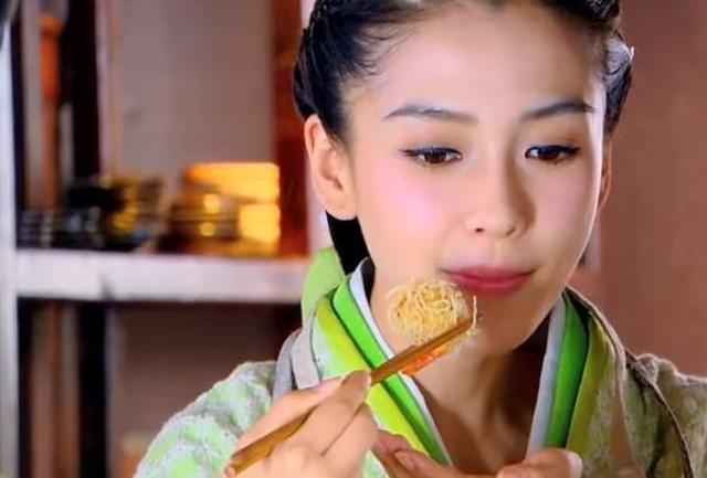 Angelababy|Angelababy镜头前大口吃烧烤,看到特写画面后:假没假吃一目了然