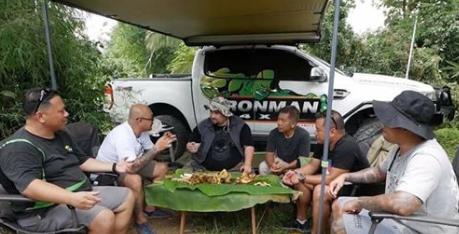 英国英鸟|泰吃货把活鸡埋土里两周，只露鸡头每天灌椰奶：这样烤才鲜嫩多汁