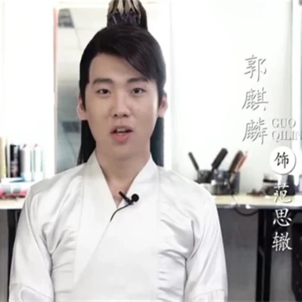 「张子枫」张子枫见客人都会很腼腆,当第一次迎来自己的朋友时,开心到蹦!