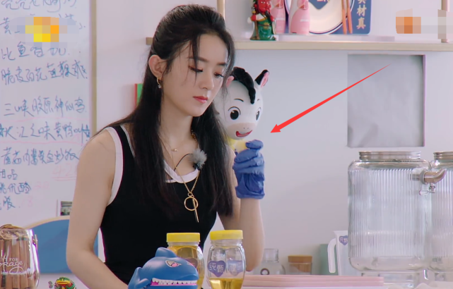 赵丽颖|赵丽颖给客人做柠檬水，谁注意她切柠檬时的小动作？瞬间不想喝了！